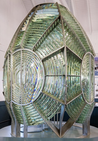 First-order lighthouse Fresnel lens, on display at the Point Arena Lighthouse Museum, Mendocino County, CA. Credit: Frank Schulenburg; commons.wikimedia.org/wiki/User:Frank_Schulenburg.