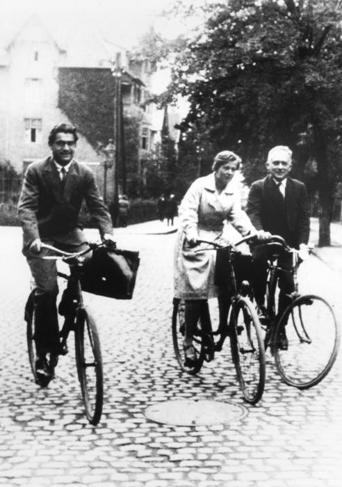 (L-R): Victor Weisskopf, Maria Goeppert Mayer and Max Born riding bikes