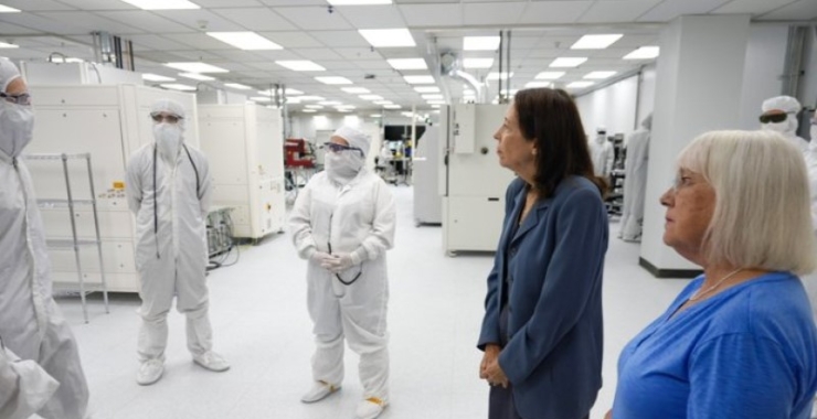 Sens. Cantwell and Murray tour a semiconductor facility