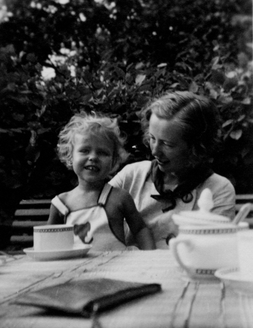 Maria Goeppert-Mayer with her daughter, Marianne in the summer of 1935.