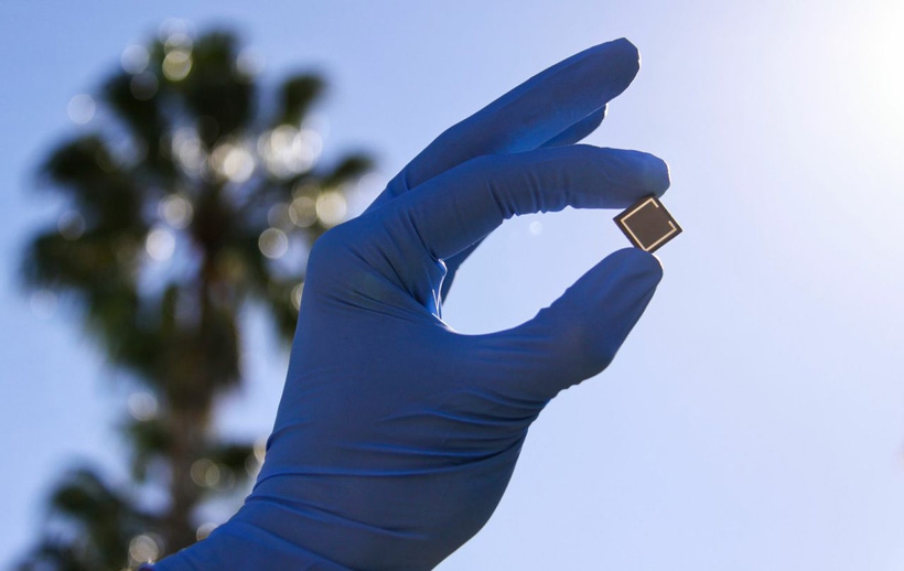1 cm2 monolithic perovskite-silicon tandem solar cell