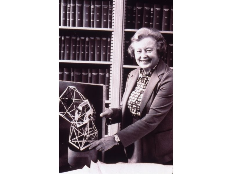 Margaret Burbidge holding a photograph of a model of a telescope.&nbsp;