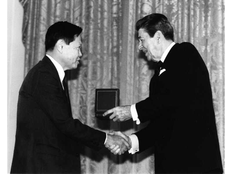 Chen Ning Yang receives the National Medal of Science from President Reagan. 