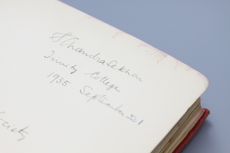 Subrahmanyan Chandrasekhar's signature in a sammelband of offprints