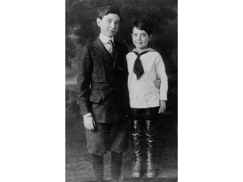 Robert and Frank Oppenheimer as young boys. 